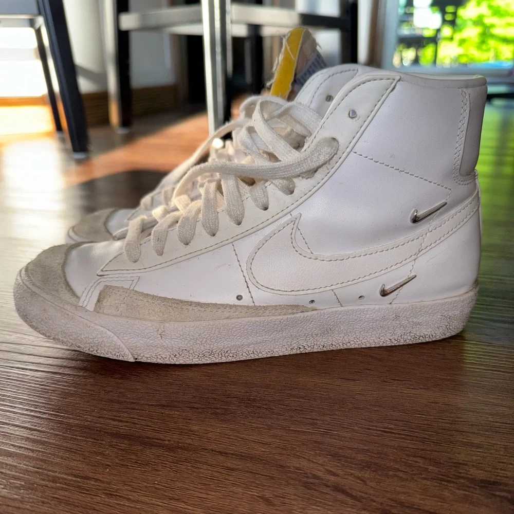 Nike Blazer Mid ‘77 SE ‘Sisterhood - White Metallic Silver, Womens Size 8